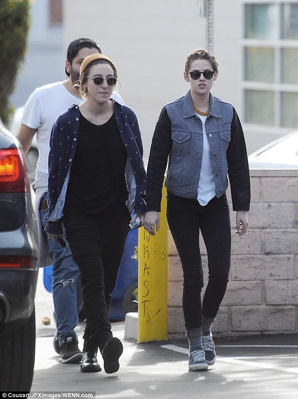 Kristen Stewart lộ diện sau nghi án quay lại với Robert Pattinson