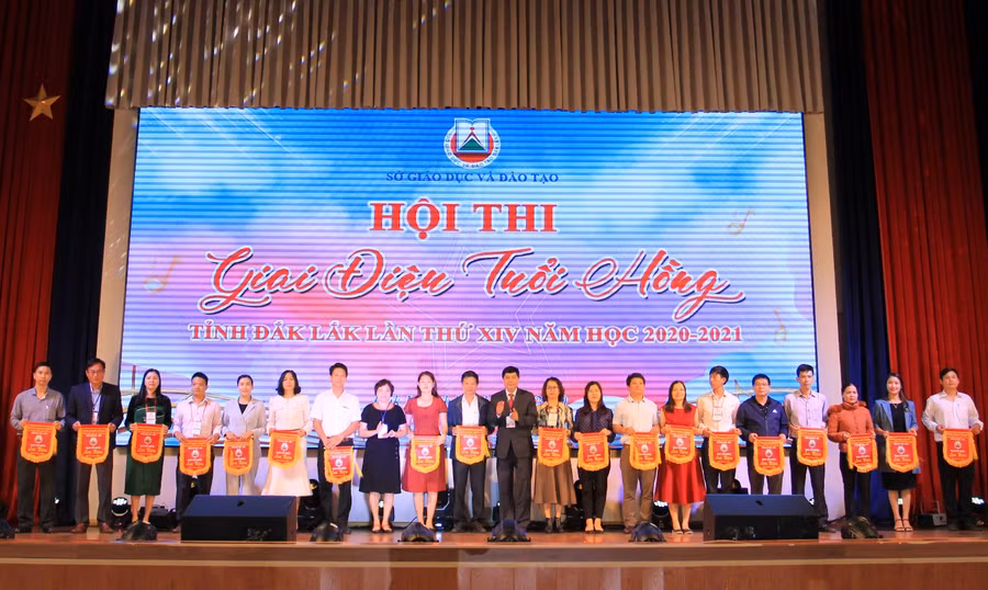 Ban tổ chức tặng Cờ lưu niệm cho địa diện các đơn vị tham dự Hội thi.