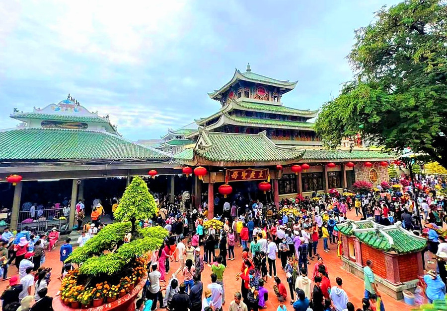 Du khách đến cúng viếng miếu Bà Chúa Xứ Núi Sam.