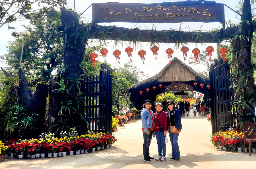 Du khách tham quan Khu du lịch sinh thái Cồn Én (Chợ Mới, An Giang).