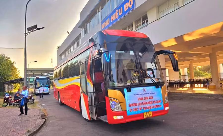 Sinh viên được xe đưa đón đến nơi thực hành, thực tập.