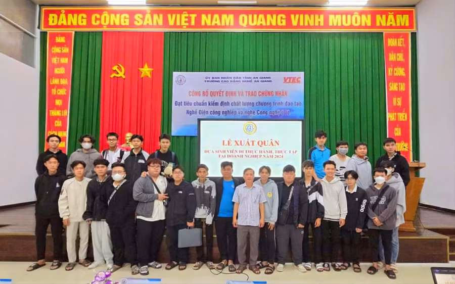 Thầy cô và sinh viên chụp ảnh lưu niệm tại lễ xuất quân.