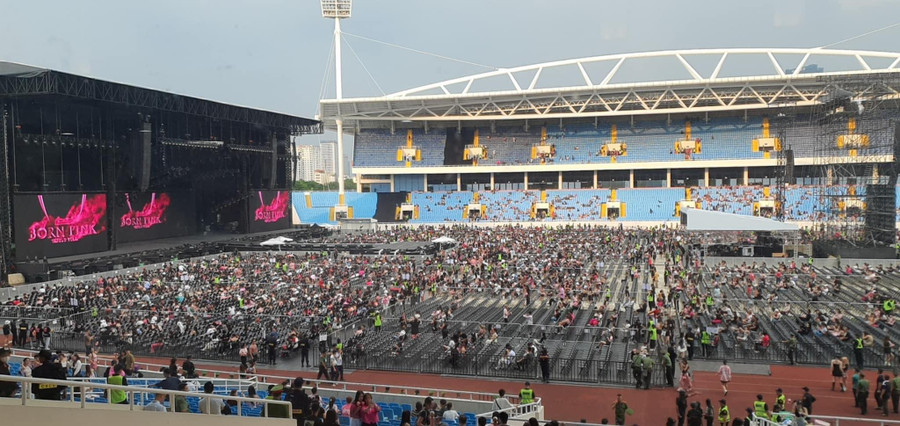 Chỉ còn vài tiếng hồ nữa sẽ diễn ra đêm nhạc đầu tiên của nhóm nhạc BLACKPINK. Theo ghi nhận của phóng viên, dù thời tiết có phần khá khắc nghiệt nhưng từ sớm, hàng nghìn khán giả đã có mặt trước tại Sân vận động Mỹ Đình để dõi theo nhóm nhạc thần tượng tới từ xứ kim chi.