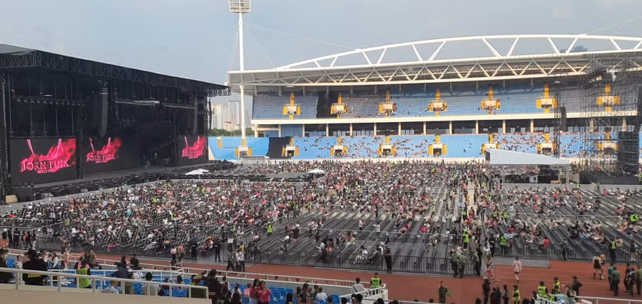 Chỉ còn vài tiếng hồ nữa sẽ diễn ra đêm nhạc đầu tiên của nhóm nhạc BLACKPINK. Theo ghi nhận của phóng viên, dù thời tiết có phần khá khắc nghiệt nhưng từ sớm, hàng nghìn khán giả đã có mặt trước tại Sân vận động Mỹ Đình để dõi theo nhóm nhạc thần tượng tới từ xứ kim chi. Chỉ còn vài tiếng hồ nữa sẽ diễn ra đêm nhạc đầu tiên của nhóm nhạc BLACKPINK. Theo ghi nhận của phóng viên, dù thời tiết có phần khá khắc nghiệt nhưng từ sớm, hàng nghìn khán giả đã có mặt trước tại Sân vận động Mỹ Đình để dõi theo nhóm nhạc thần tượng tới từ xứ kim chi.