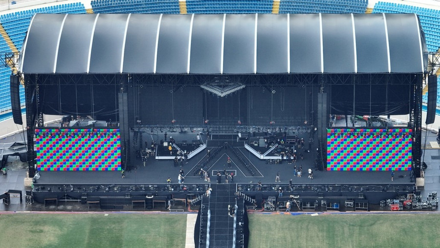 Toàn cảnh sân khấu đang được Ban tổ chức chuẩn bị.