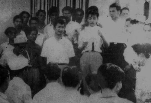 Sinh viên Huế đấu tranh chống chế độ độc tài Ngô Đình Diệm. Sinh viên Huế đấu tranh chống chế độ độc tài Ngô Đình Diệm.