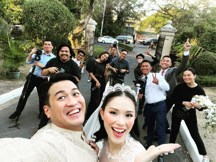 Phillip Nguyễn đăng tải hình ảnh hậu trường trong đám cưới của mình và gửi lời cảm ơn tới ekip.