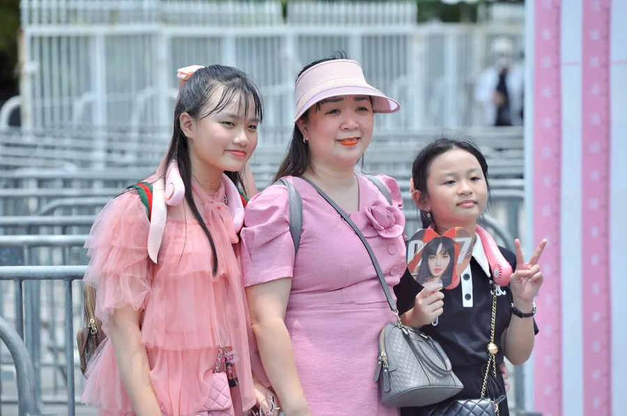 Đặc biệt, rất nhiều các cô, bác trung niên cũng có mặt tại Sân vận động Mỹ Đình để theo dõi đêm biểu diễn của nhóm nhạc BLACKPINK.