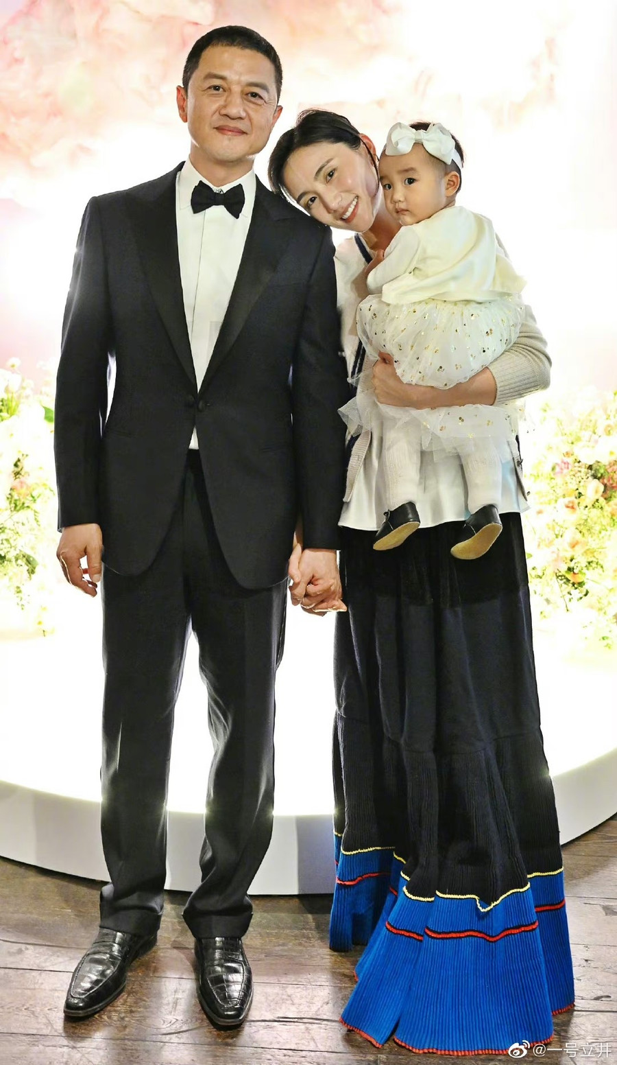 Lý Á Bằng cùng vợ trẻ Hải Hà Kim Hỷ và cô con gái nhỏ không may mắc bệnh tan máu bẩm sinh. Lý Á Bằng cùng vợ trẻ Hải Hà Kim Hỷ và cô con gái nhỏ không may mắc bệnh tan máu bẩm sinh.