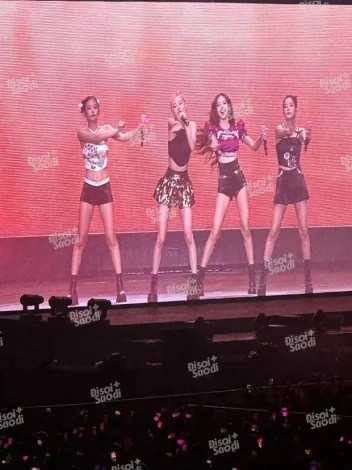 BLACKPINK đã chiêu đãi khán giả một bữa đại tiệc âm nhạc và visual đẹp mê hồn. BLACKPINK đã chiêu đãi khán giả một bữa đại tiệc âm nhạc và visual đẹp mê hồn.