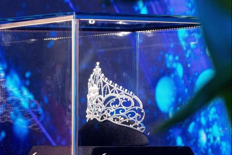 Cận cảnh chiếc vương miện quý giá của Tân Miss World Vietnam 2023 được làm bằng vàng, kết hợp với những viên đá quý và ngọc trai. Cận cảnh chiếc vương miện quý giá của Tân Miss World Vietnam 2023 được làm bằng vàng, kết hợp với những viên đá quý và ngọc trai.