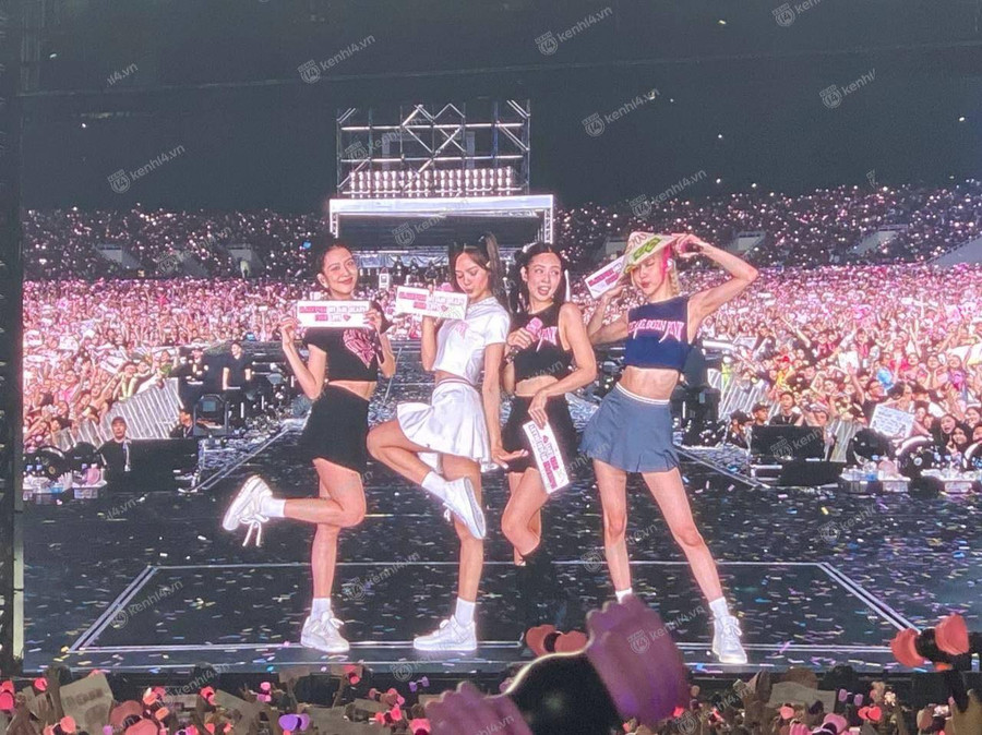 Đêm diễn đầu tiên trong concert của BLACKPINK tại Hà Nội đã khiến người xem mãn nhãn với những màn trình diễn ấn tượng. Đêm diễn đầu tiên trong concert của BLACKPINK tại Hà Nội đã khiến người xem mãn nhãn với những màn trình diễn ấn tượng.