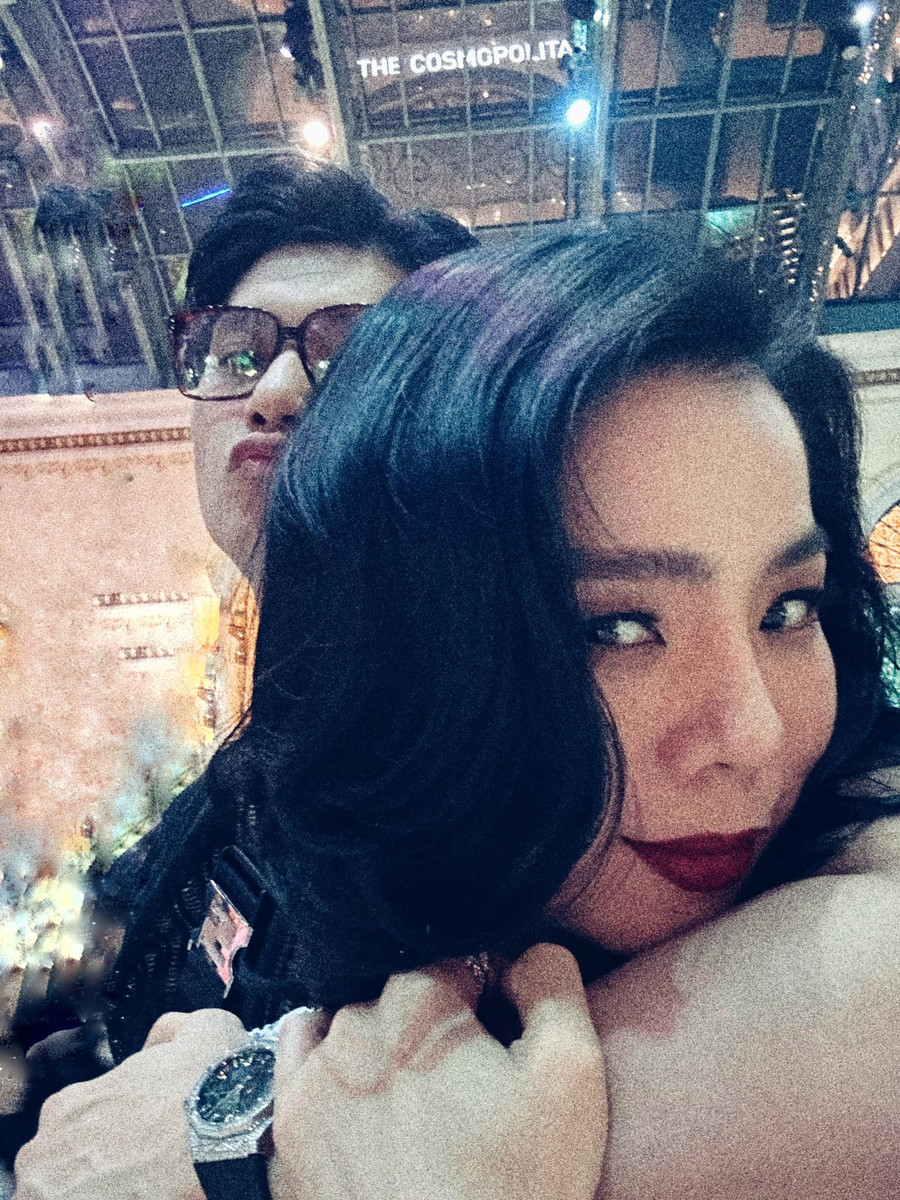 Nữ ca sĩ Lệ Quyên hạnh phúc cùng "tình trẻ" Lâm Bảo Châu. Nữ ca sĩ Lệ Quyên hạnh phúc cùng "tình trẻ" Lâm Bảo Châu.