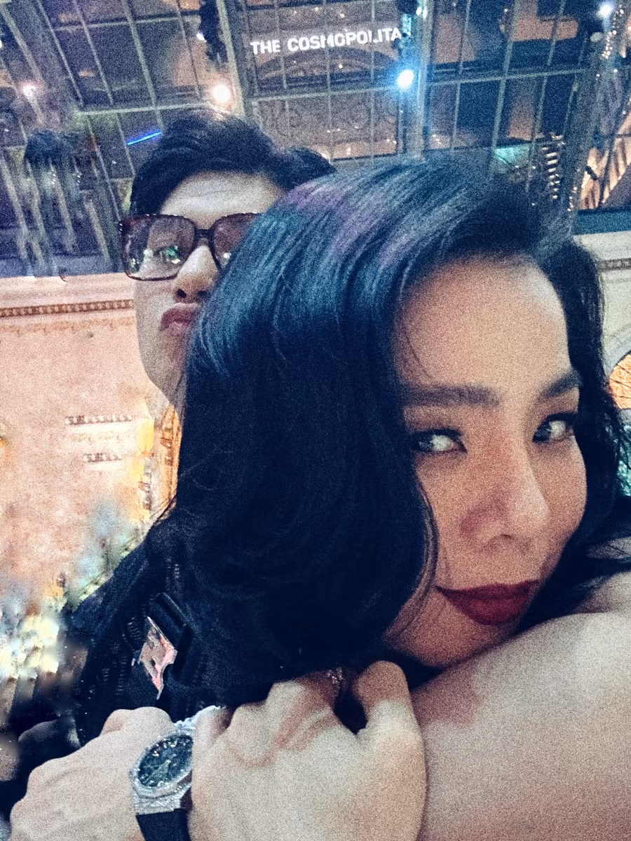 Nữ ca sĩ Lệ Quyên hạnh phúc cùng "tình trẻ" Lâm Bảo Châu.