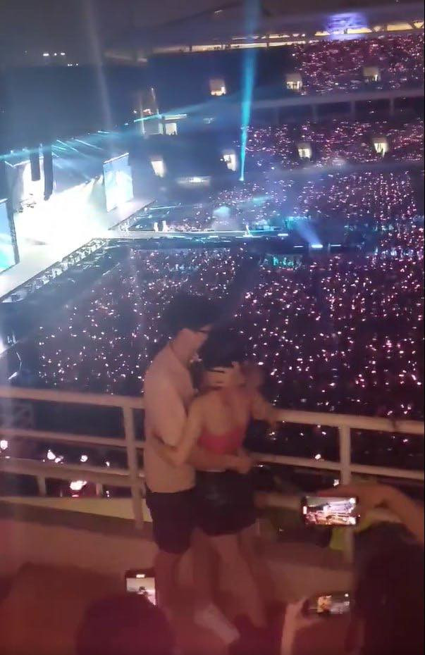 Khoảnh khắc chàng trai cầu hôn bạn gái ngay trong concert của BLACKPINK trước hàng ngàn khán giả. Khoảnh khắc chàng trai cầu hôn bạn gái ngay trong concert của BLACKPINK trước hàng ngàn khán giả.