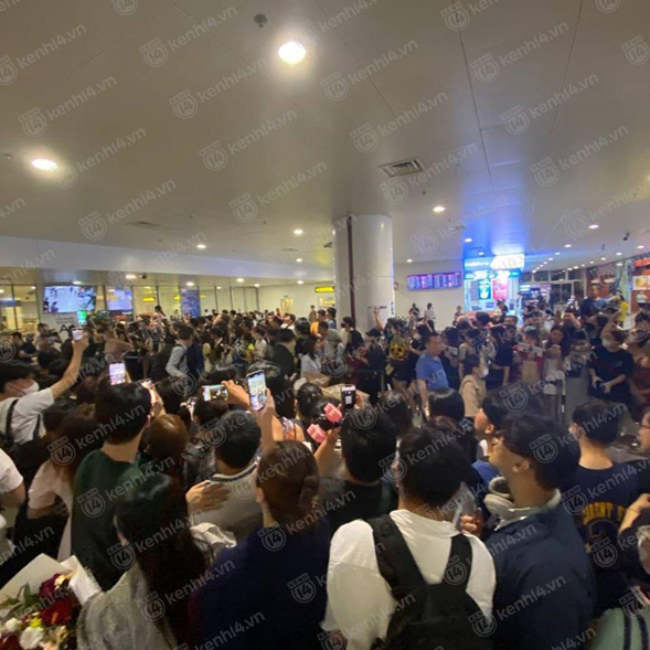 Truyền thông Hàn Quốc ấn tượng trước cảnh tượng hàng nghìn ra sân bay để chào đón BLACKPINK tới Việt Nam.