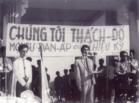 Hoàng Phủ Ngọc Tường (bên phải) trong một cuộc đấu tranh chống chính quyền Thiệu-Kỳ. Hoàng Phủ Ngọc Tường (bên phải) trong một cuộc đấu tranh chống chính quyền Thiệu-Kỳ.