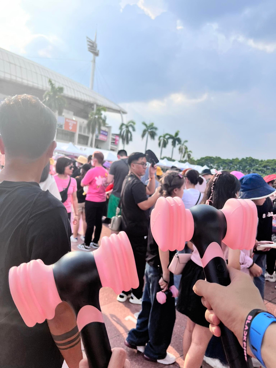 Được biết, concert Born Pink của BLACKPINK tại Hà Nội diễn ra hai đêm 29 và 30/7 tại Sân vận động Quốc gia Mỹ Đình. Theo ước tính, trong hai ngày này sẽ có khoảng 67.000 khán giả sẽ tham dự đêm nhạc.