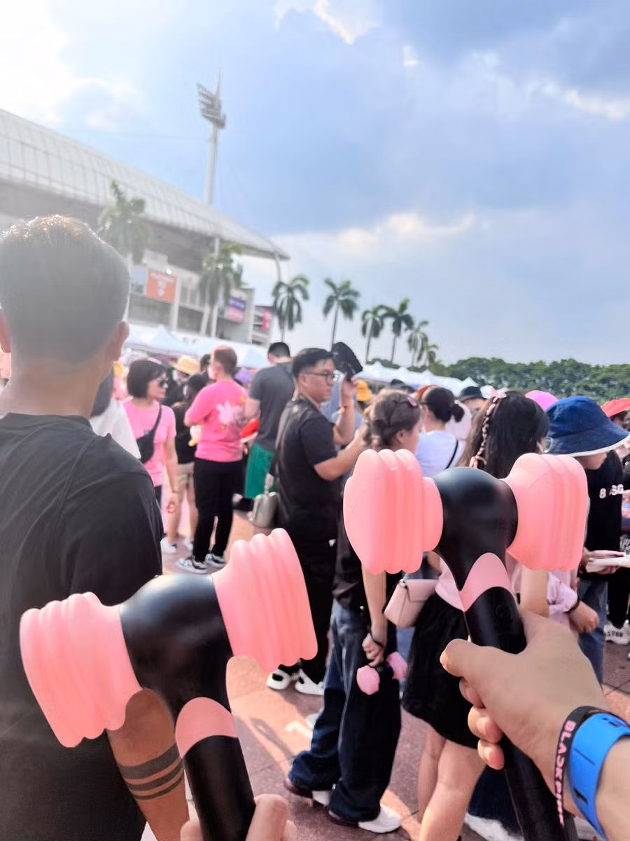 Được biết, concert Born Pink của BLACKPINK tại Hà Nội diễn ra hai đêm 29 và 30/7 tại Sân vận động Quốc gia Mỹ Đình. Theo ước tính, trong hai ngày này sẽ có khoảng 67.000 khán giả sẽ tham dự đêm nhạc. Được biết, concert Born Pink của BLACKPINK tại Hà Nội diễn ra hai đêm 29 và 30/7 tại Sân vận động Quốc gia Mỹ Đình. Theo ước tính, trong hai ngày này sẽ có khoảng 67.000 khán giả sẽ tham dự đêm nhạc.