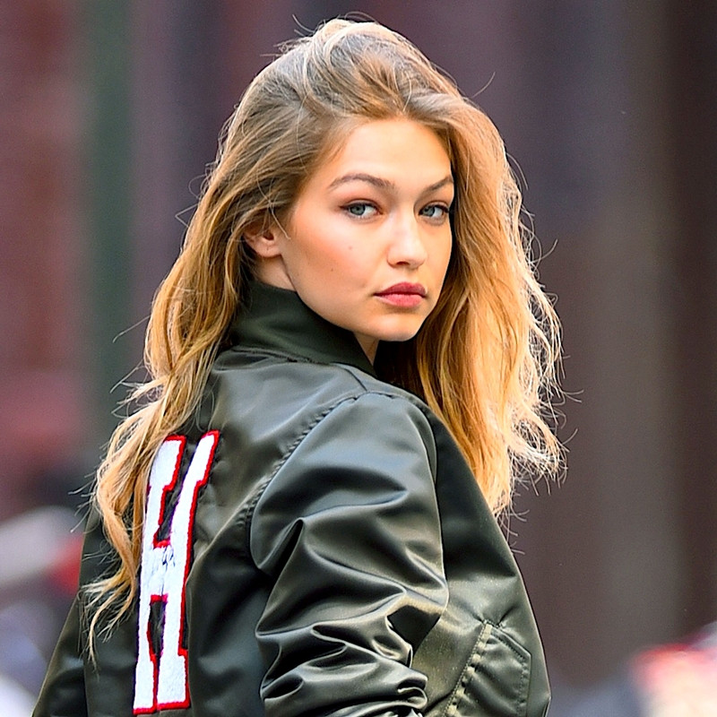 Siêu mẫu Gigi Hadid đã bị bắt và bị buộc tội tàng trữ cần sa. Siêu mẫu Gigi Hadid đã bị bắt và bị buộc tội tàng trữ cần sa.