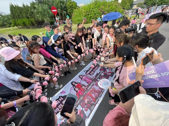 Hiện cả 4 cô nàng BLACKPINK đã rời khách sạn để di chuyển đến sân khấu chuẩn bị cho concert Born Pink.