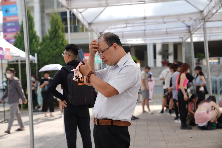 Khán giả thích thú check in với chiếc vòng của mình.