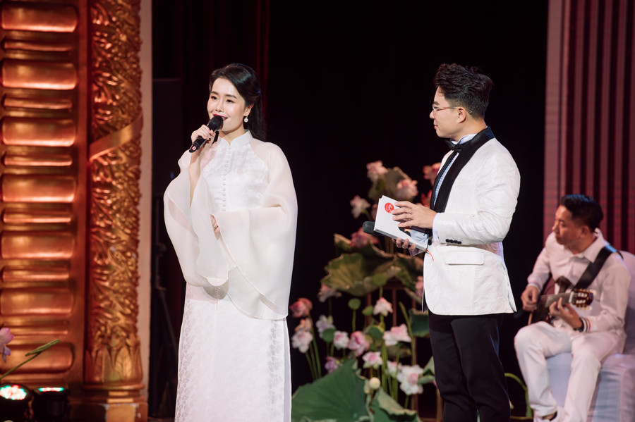 Nhà giáo dục, Nữ diễn giả truyền cảm hứng, chuyên gia khai vấn Ruby Nguyen ra mắt cuốn sách đầu tay “Sống như bông pháo hoa”. Nhà giáo dục, Nữ diễn giả truyền cảm hứng, chuyên gia khai vấn Ruby Nguyen ra mắt cuốn sách đầu tay “Sống như bông pháo hoa”.