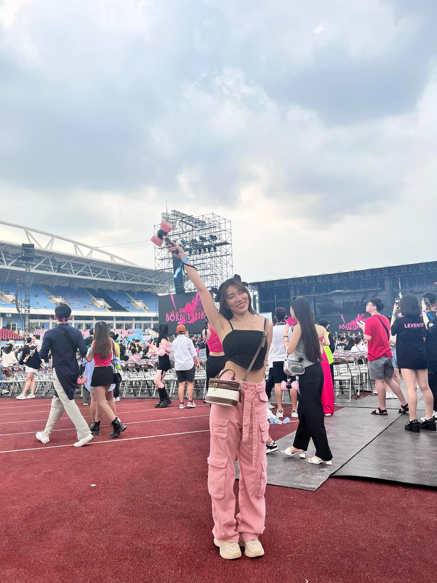 Rất nhiều bạn trẻ đã diện trang phục tông màu đen và hồng làm chủ đạo, tranh thủ chụp hình, quay lại nhiều clip để lưu giữ lại kỉ niệm này.