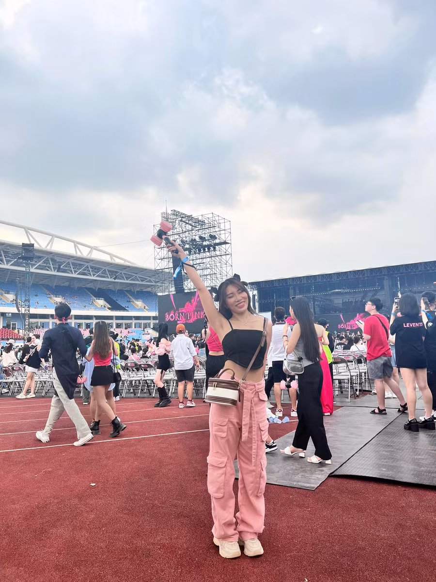 Rất nhiều bạn trẻ đã diện trang phục tông màu đen và hồng làm chủ đạo, tranh thủ chụp hình, quay lại nhiều clip để lưu giữ lại kỉ niệm này. Rất nhiều bạn trẻ đã diện trang phục tông màu đen và hồng làm chủ đạo, tranh thủ chụp hình, quay lại nhiều clip để lưu giữ lại kỉ niệm này.