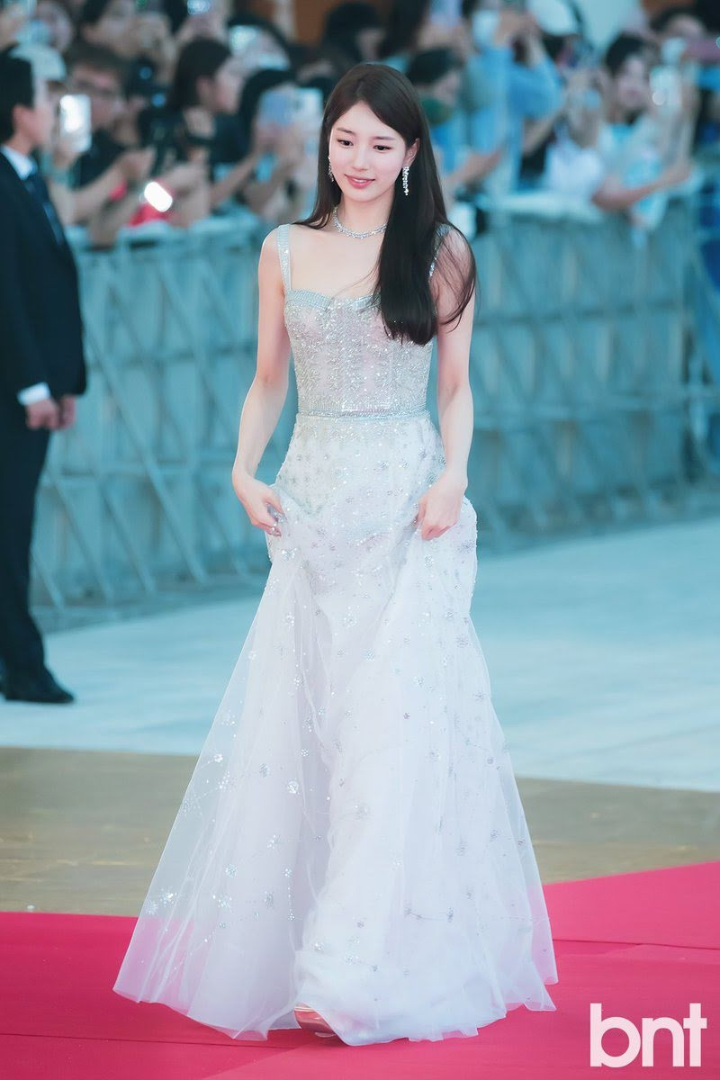 Trông xinh đẹp hơn bao giờ hết, Suzy duyên dáng trên thảm đỏ trong chiếc váy màu bạc tuyệt đẹp kết hợp với bộ trang sức vô cùng sang trọng. Trông xinh đẹp hơn bao giờ hết, Suzy duyên dáng trên thảm đỏ trong chiếc váy màu bạc tuyệt đẹp kết hợp với bộ trang sức vô cùng sang trọng.