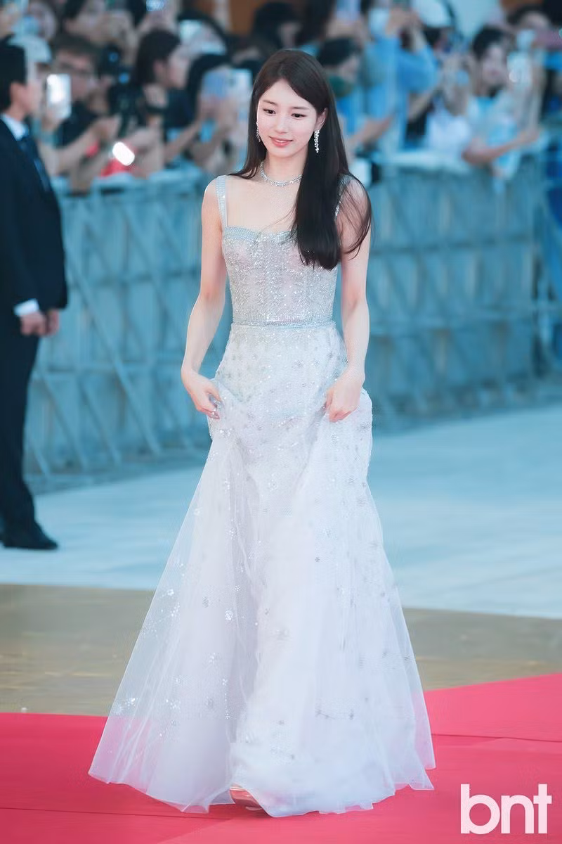 Trông xinh đẹp hơn bao giờ hết, Suzy duyên dáng trên thảm đỏ trong chiếc váy màu bạc tuyệt đẹp kết hợp với bộ trang sức vô cùng sang trọng.