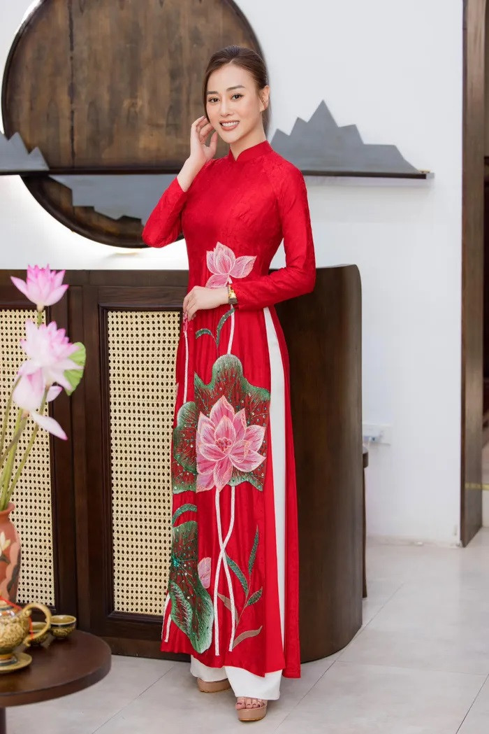 Nói về định hướng sau khi kết hôn, Phương Oanh cho biết cô đặt gia đình lên ưu tiên hàng đầu nhưng không có ý định làm bà nội trợ toàn thời gian. Cô duy trì sự nghiệp riêng với công việc xây dựng thương hiệu thời trang riêng, kinh doanh bất động sản và làm nghệ thuật. Nữ diễn viên sẽ trở lại đóng phim khi có kịch bản phù hợp. Nói về định hướng sau khi kết hôn, Phương Oanh cho biết cô đặt gia đình lên ưu tiên hàng đầu nhưng không có ý định làm bà nội trợ toàn thời gian. Cô duy trì sự nghiệp riêng với công việc xây dựng thương hiệu thời trang riêng, kinh doanh bất động sản và làm nghệ thuật. Nữ diễn viên sẽ trở lại đóng phim khi có kịch bản phù hợp.