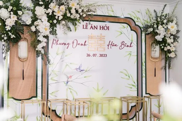 Không gian lễ ăn hỏi của Phương Oanh sử dụng tông màu trắng - xanh làm chủ đạo. Khoảng 600 bông hoa sen cùng trúc và rất nhiều loại hoa nhập khẩu khác như tulip, hồng, lan hồ điệp… đã được sử dụng để trang hoàng trong lễ ăn hỏi của Phương Oanh và Shark Bình. Không gian lễ ăn hỏi của Phương Oanh sử dụng tông màu trắng - xanh làm chủ đạo. Khoảng 600 bông hoa sen cùng trúc và rất nhiều loại hoa nhập khẩu khác như tulip, hồng, lan hồ điệp… đã được sử dụng để trang hoàng trong lễ ăn hỏi của Phương Oanh và Shark Bình.