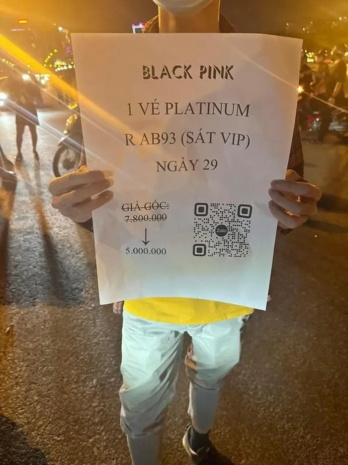 Rất nhiều người công khai bán lỗ vé xem concert BLACKPINK trước SVĐ Mỹ Đình. Rất nhiều người công khai bán lỗ vé xem concert BLACKPINK trước SVĐ Mỹ Đình.