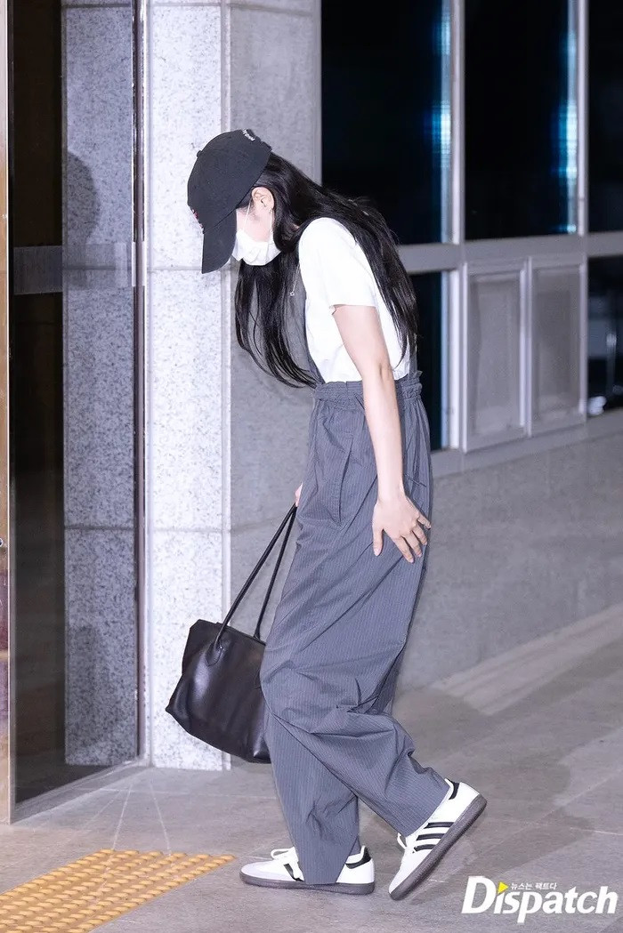 Jennie xuất hiện với chiếc mũ lưỡi trai màu đen, áo phông trắng và quần yếm, trông có vẻ hơi mệt mỏi. Cô nhanh chóng bước vào sảnh sân bay. Tuy nhiên, Jennie vẫn không quên chào hỏi phóng viên và người hâm mộ. Jennie xuất hiện với chiếc mũ lưỡi trai màu đen, áo phông trắng và quần yếm, trông có vẻ hơi mệt mỏi. Cô nhanh chóng bước vào sảnh sân bay. Tuy nhiên, Jennie vẫn không quên chào hỏi phóng viên và người hâm mộ.