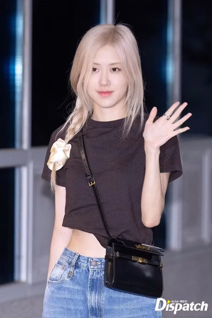 Trang phục của Rosé làm nổi bật vòng eo con kiến nổi tiếng của mình. Vốn nổi tiếng là người thích đồ ăn Việt Nam nên người hâm mộ rất mong nữ thần tượng sẽ có cơ hội được thưởng thức những món mình thích.