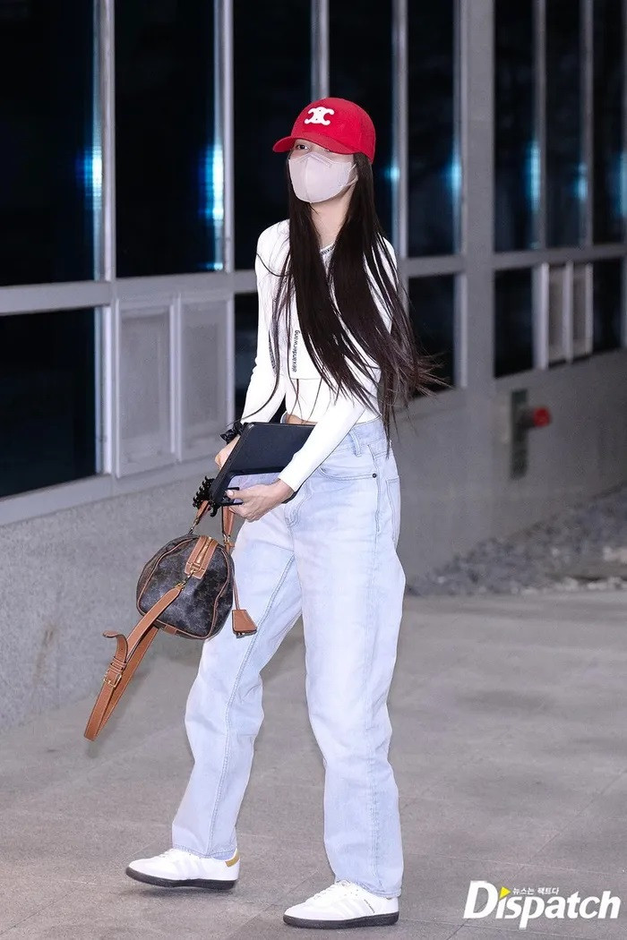 Lisa đội mũ lưỡi trai đỏ, khoác sơ mi dài tay và quần jeans đến sân bay. Lisa đội mũ lưỡi trai đỏ, khoác sơ mi dài tay và quần jeans đến sân bay.