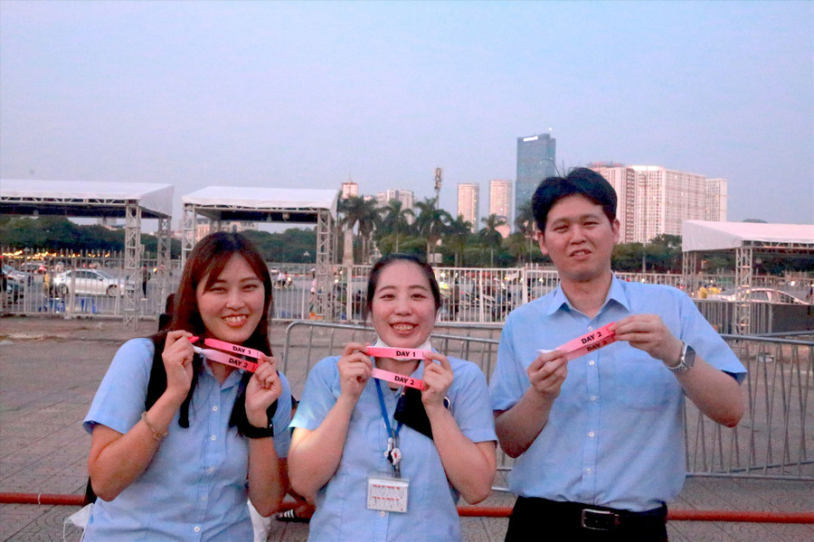 Akiko, Mio và Takuya mua vé VIP cả hai đêm. Ảnh: Chi Trần. Akiko, Mio và Takuya mua vé VIP cả hai đêm. Ảnh: Chi Trần.