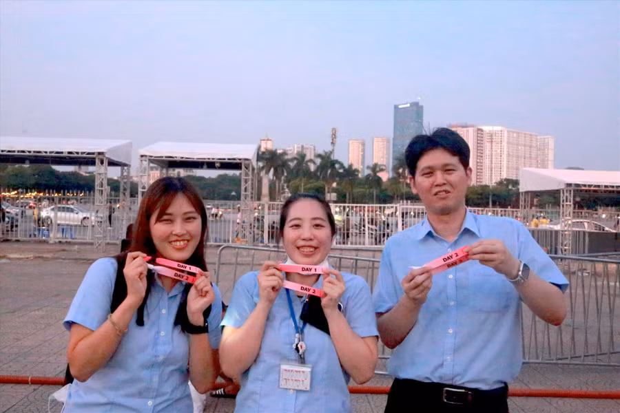 Akiko, Mio và Takuya mua vé VIP cả hai đêm. Ảnh: Chi Trần. Akiko, Mio và Takuya mua vé VIP cả hai đêm. Ảnh: Chi Trần.