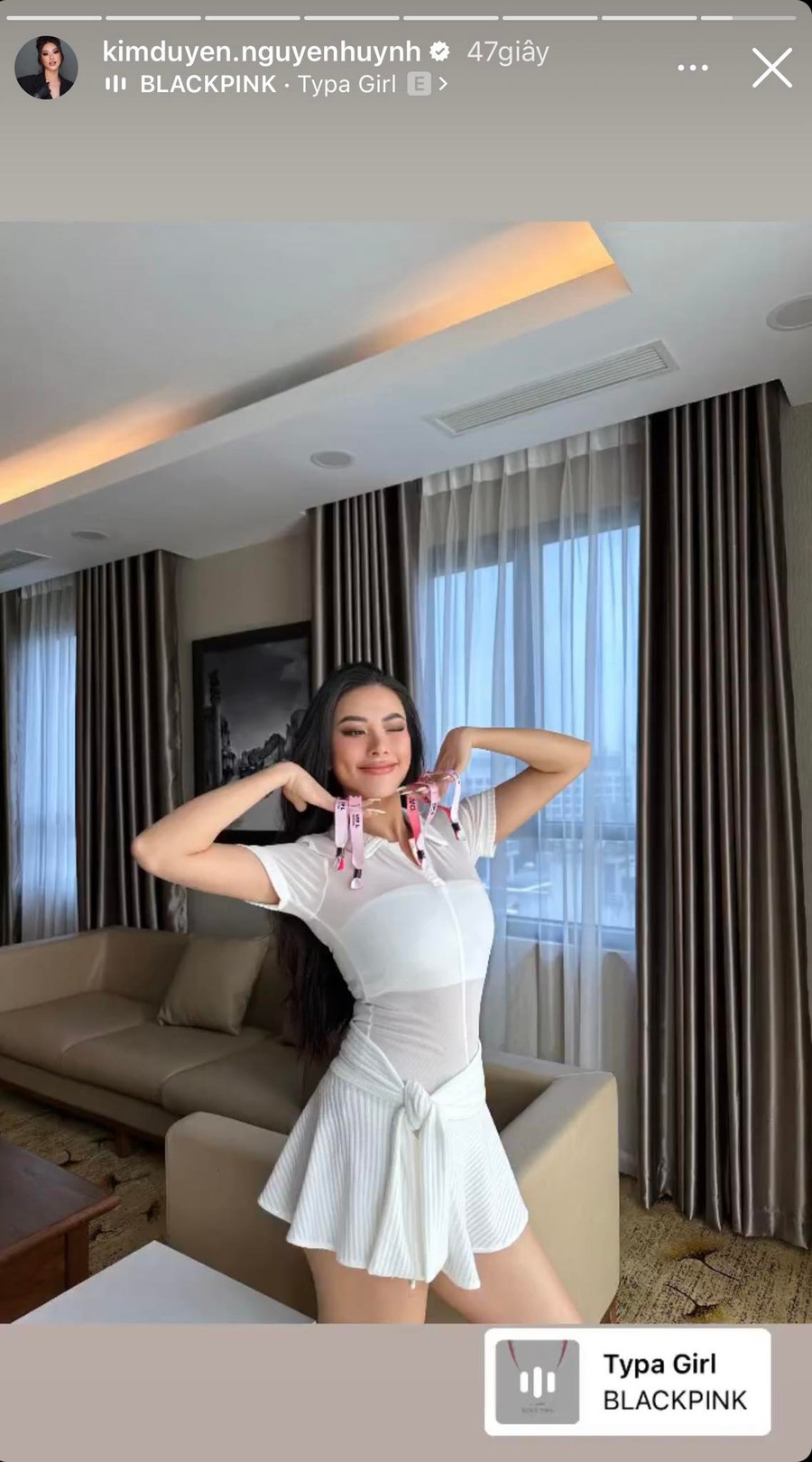 Á hậu Kim Duyên đã thể hiện sự chịu chơi khi có mặt tại Hà Nội từ hôm qua, đồng thời trên tay còn "khoe khéo" rất nhiều chiếc vòng tay xem BLACKPINK ở khu vực VIP. Á hậu Kim Duyên đã thể hiện sự chịu chơi khi có mặt tại Hà Nội từ hôm qua, đồng thời trên tay còn "khoe khéo" rất nhiều chiếc vòng tay xem BLACKPINK ở khu vực VIP.