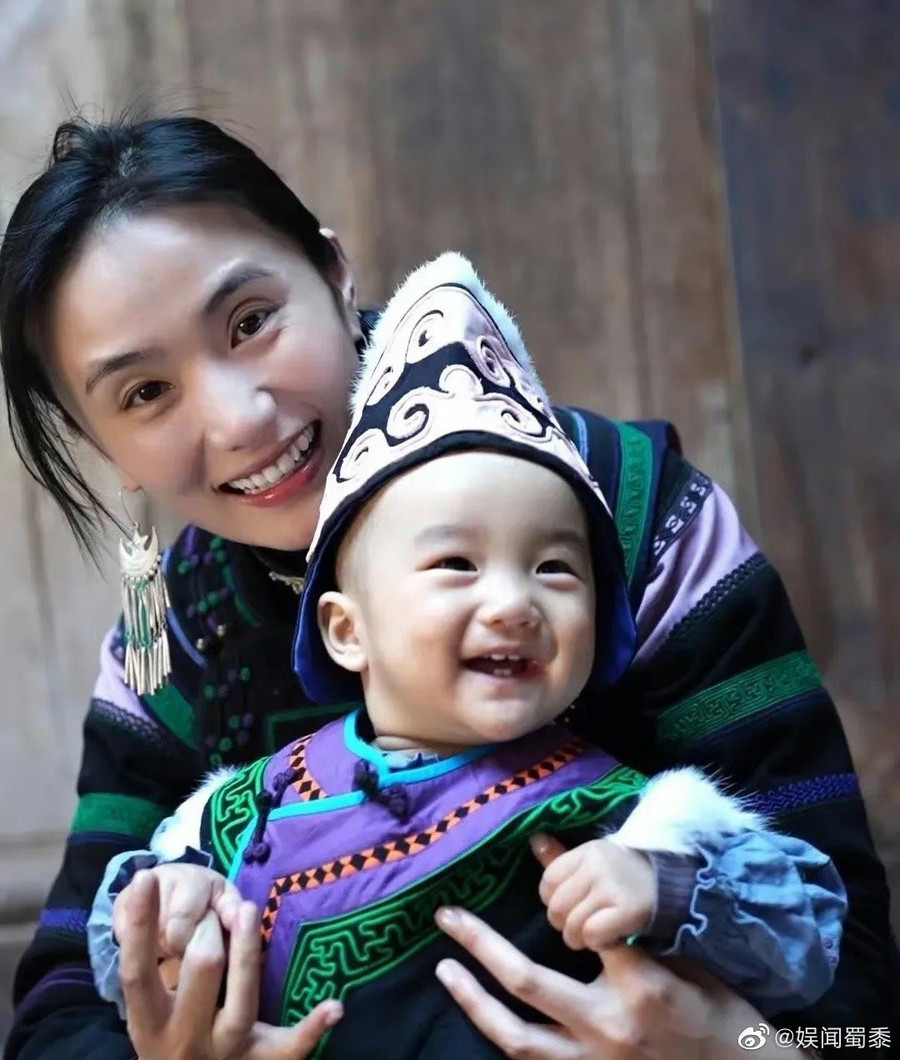 Hải Hà Kim Hỷ từng cho biết sẽ phụ giúp kinh tế cho Lý Á Bằng. Hải Hà Kim Hỷ từng cho biết sẽ phụ giúp kinh tế cho Lý Á Bằng.