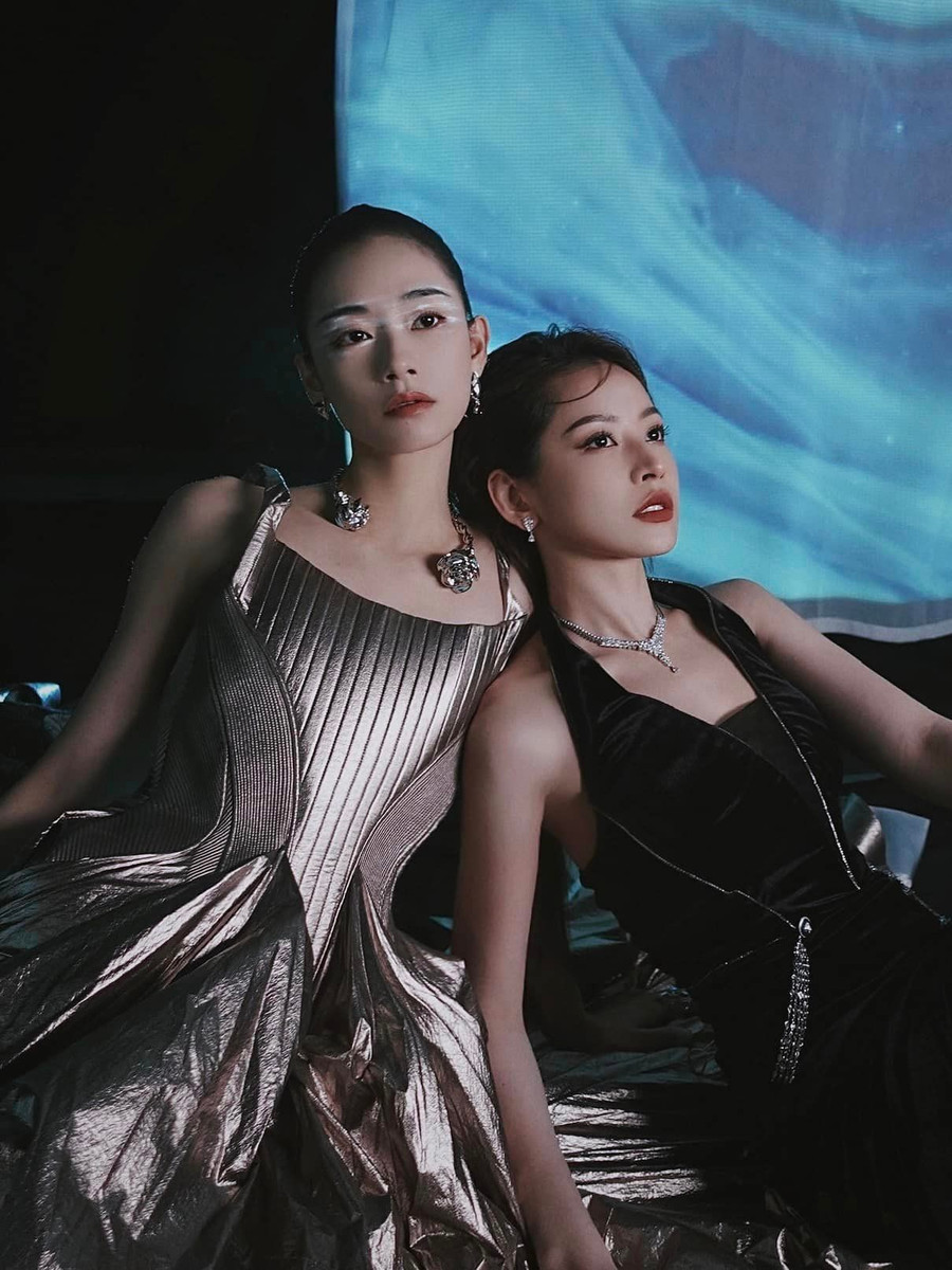 Nữ ca sĩ Chi Pu và Lưu Nhã Sắt.