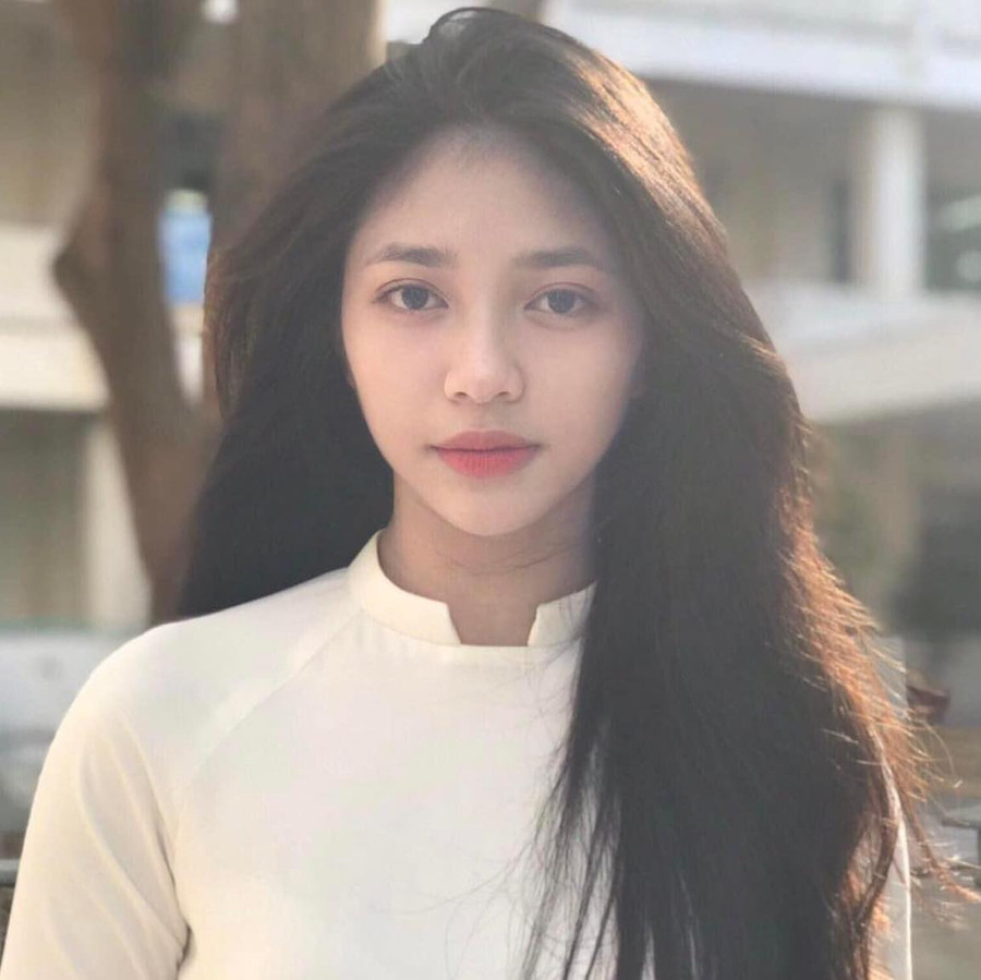 Tuổi thơ của Minh Kiên gặp nhiều biến cố khi mẹ ly dị 2 lần. Việc thiếu tình thương của cha đã dạy nàng hậu trở nên mạnh mẽ, tự lập. Cô gái Ninh Thuận lọt top 5 Người đẹp Thể thao, Người đẹp Thời trang và top 16 Người đẹp Nhân ái. Tuổi thơ của Minh Kiên gặp nhiều biến cố khi mẹ ly dị 2 lần. Việc thiếu tình thương của cha đã dạy nàng hậu trở nên mạnh mẽ, tự lập. Cô gái Ninh Thuận lọt top 5 Người đẹp Thể thao, Người đẹp Thời trang và top 16 Người đẹp Nhân ái.