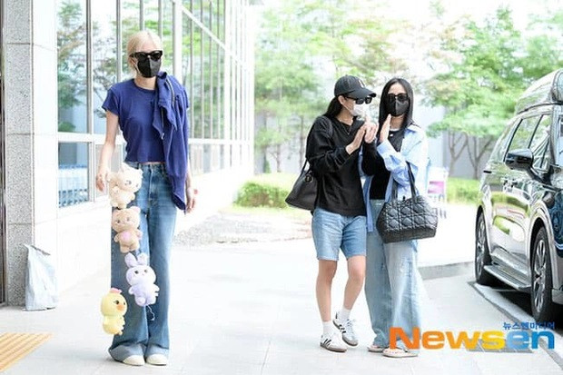 Chiếc quần độc đáo của Rosé trong hành trình về Hàn Quốc.