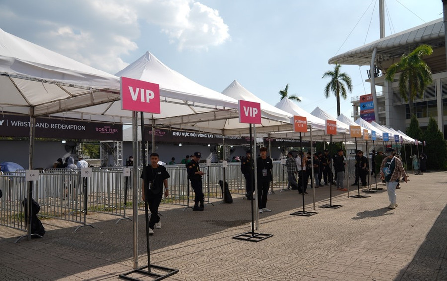 Đội ngũ bảo an, an ninh hùng hậu.