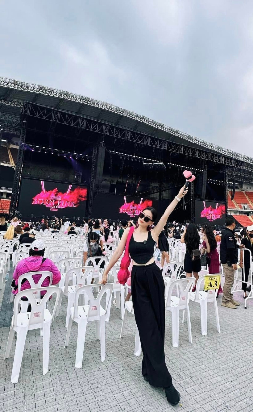 Á hậu Phương Nga diện cả bộ màu đen gồm crop top và quần thụng, nhấn bằng túi len hồng hình bông hoa. Á hậu Phương Nga diện cả bộ màu đen gồm crop top và quần thụng, nhấn bằng túi len hồng hình bông hoa.