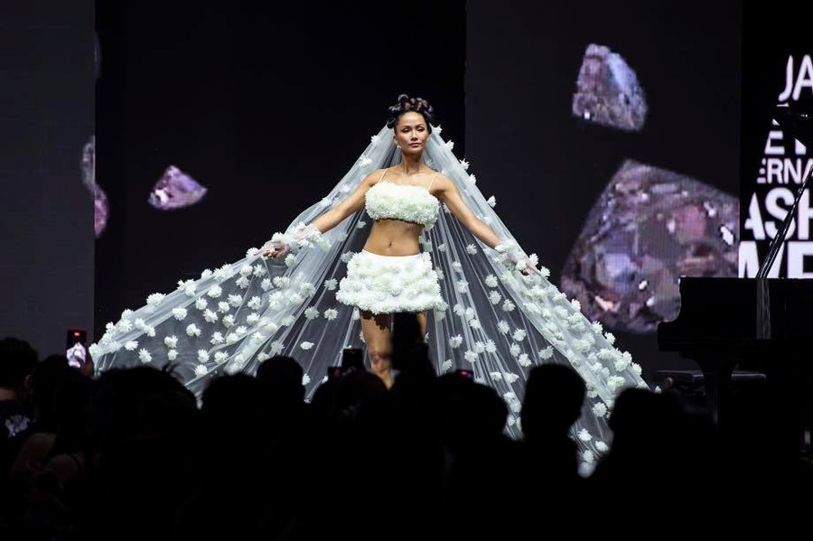 H&apos;Hen Niê dính nghi vấn chuẩn bị lên xe hoa sau khi công khai chia tay bạn trai.