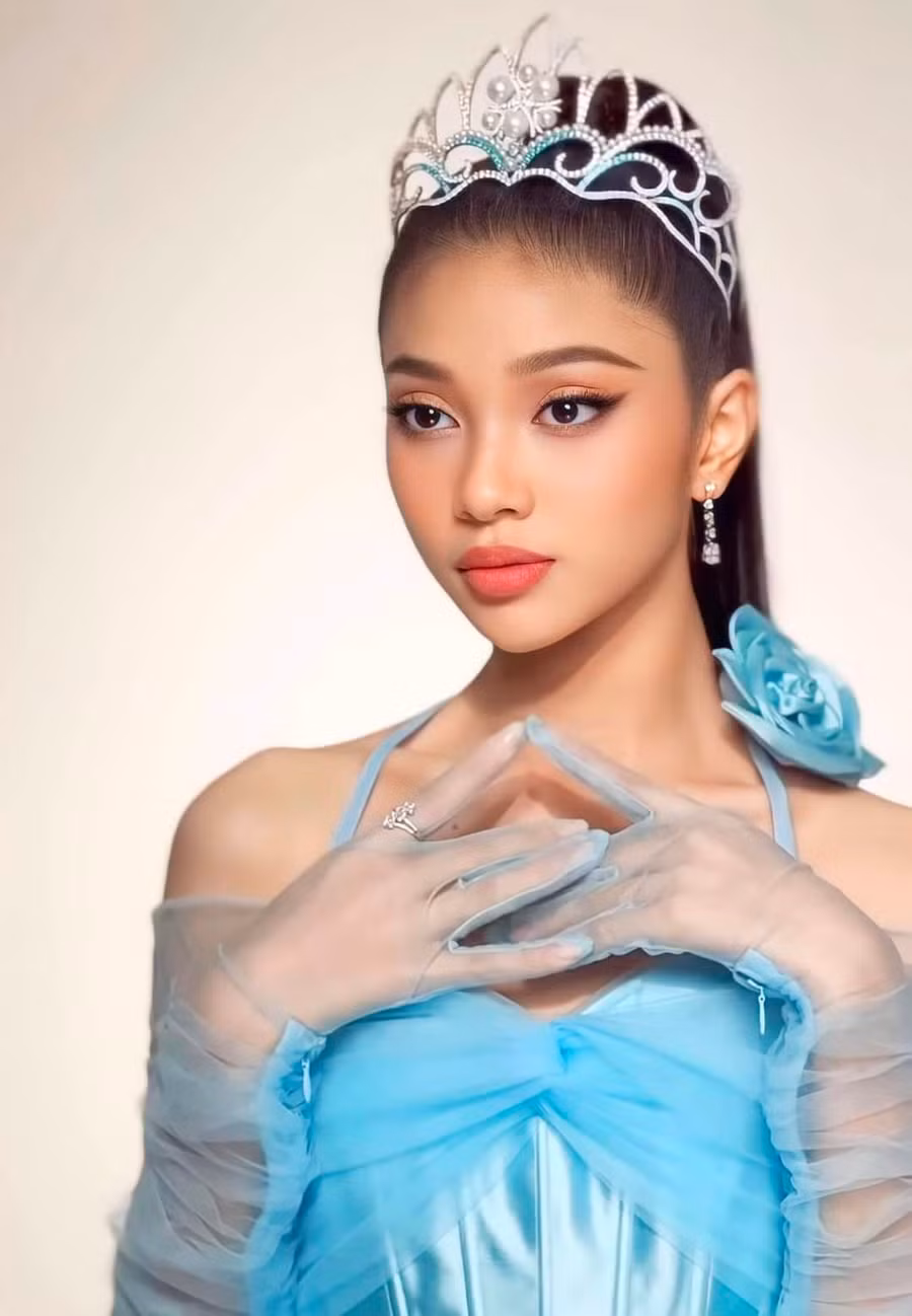 Tuy nhiên, sau đó cư dân mạng đã thi nhau chia sẻ loạt ảnh đời thường của Huỳnh Minh Kiên. Có thể thấy, nàng hậu sở hữu nét đẹp lai tây sắc sảo, đường nét hài hòa, đôi mắt to tròn khiến nhiều người mê mẩn.