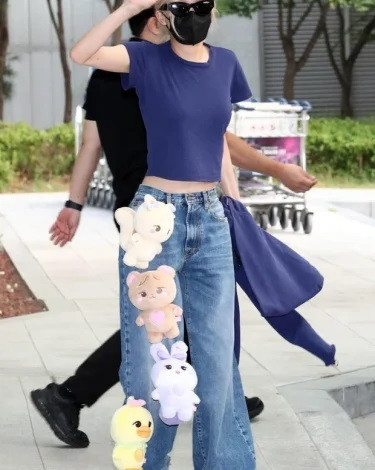 Rosé (BLACKPINK) xuất hiện tại sân bay quốc tế Gimpo.