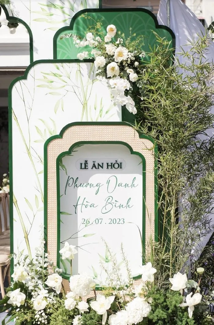 Phương Oanh và Shark Bình đã hoàn thành thủ tục kết hôn vào ngày 15/6 tại quê nhà của nữ diễn viên. Trước khi quyết định trở thành vợ chồng, cặp đôi đã có 1 năm hẹn hò, tìm hiểu. Phương Oanh và Shark Bình đã hoàn thành thủ tục kết hôn vào ngày 15/6 tại quê nhà của nữ diễn viên. Trước khi quyết định trở thành vợ chồng, cặp đôi đã có 1 năm hẹn hò, tìm hiểu.